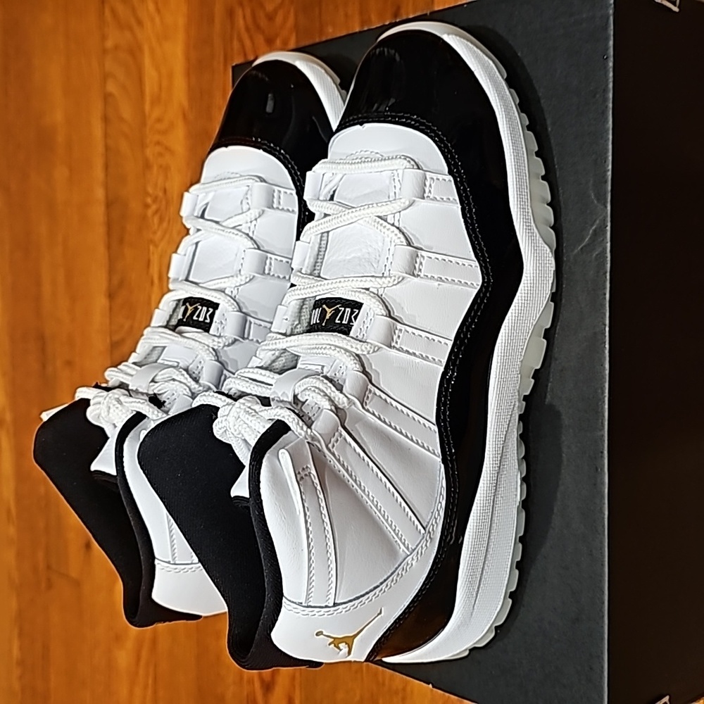 NWT JORDAN 11 RETRO COMES WITH BOX - Picture 4 of 8